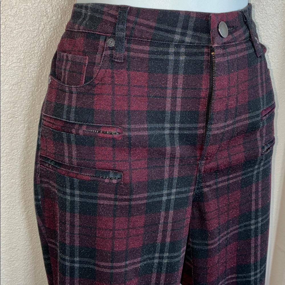 BLANK NYC "The Bond" Skinny Midrise Plaid Pants in Maroon & Black. 29 - Picture 6 of 17